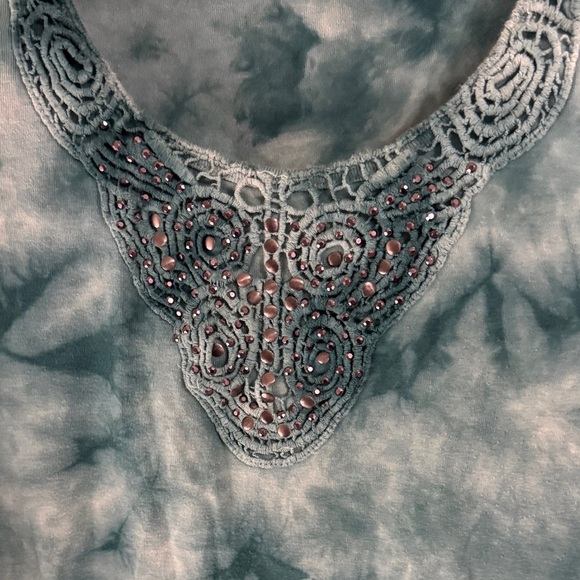 Blue Velvet Tie-Dye Tunic with Embroidered Neckline PTP 21 inches - Picture 3 of 6